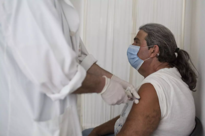 grecia-multara-con-100-a-mayores-de-60-anos-que-no-se-vacunen-contra-el-covid19